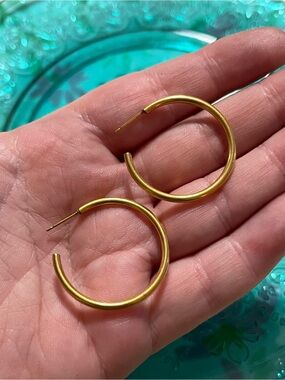 Vintage Gold Tone Metal Hoop Pierced Costume Jewelry Earrings